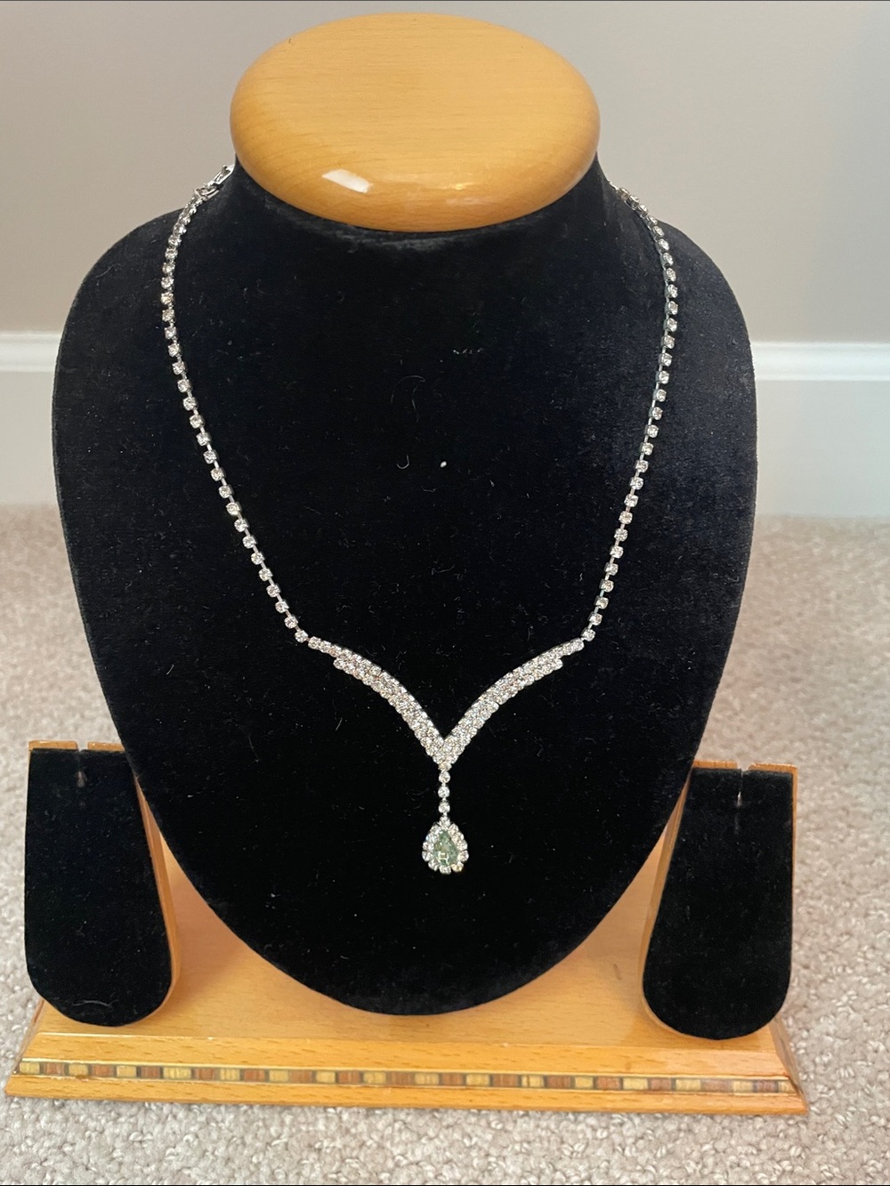 Elegant Silver Teardrop Pendant Necklace with Green Accent